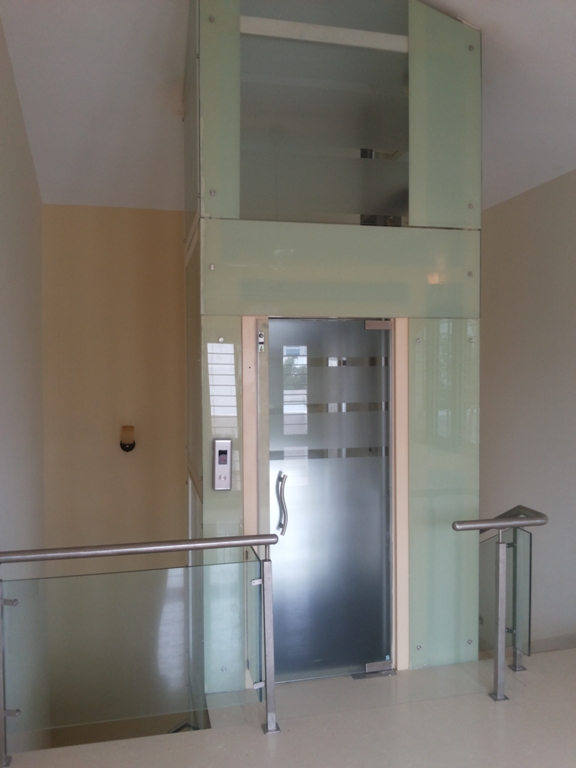 lift with glass enclosure 