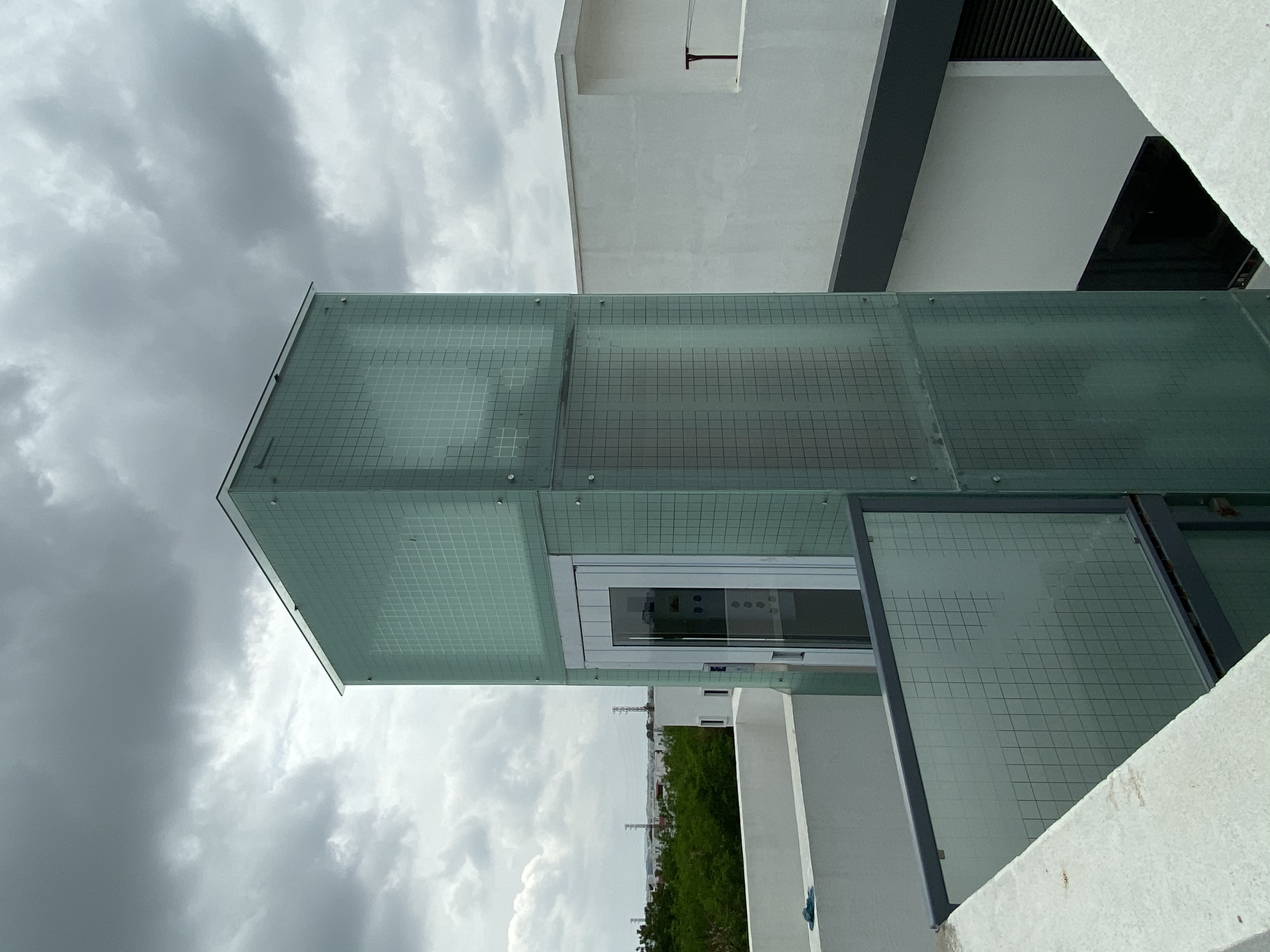 External lift with glass cladding 